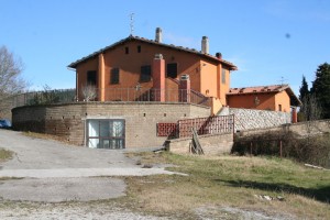 Casale con tre ettari di terreno